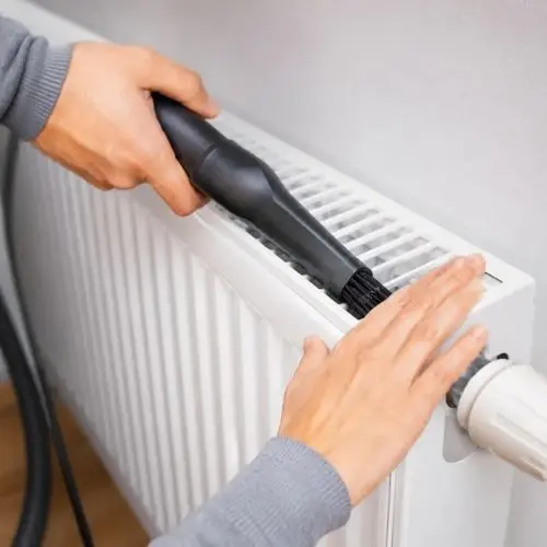 Makineyle ilaçlı petek temizliği yapılan kalorifer peteği
